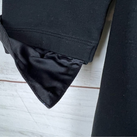 CHANEL Black Top with Gray Accents - Picture 6 of 7